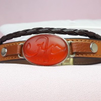 دستبند عقیق قرمز خراسانی با حکاکی یا حسین و قاب نقره 