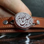 دستبند عقیق قرمز با حکاکی یا حسین مطلوم با قاب نقره دست ساز و چرم طبیعی